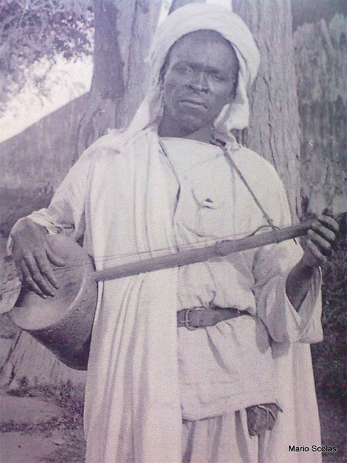 Joueur de guembri à Tunis vers 1900