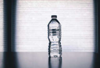 Eau bouteille en plastique