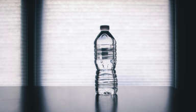 Eau bouteille en plastique