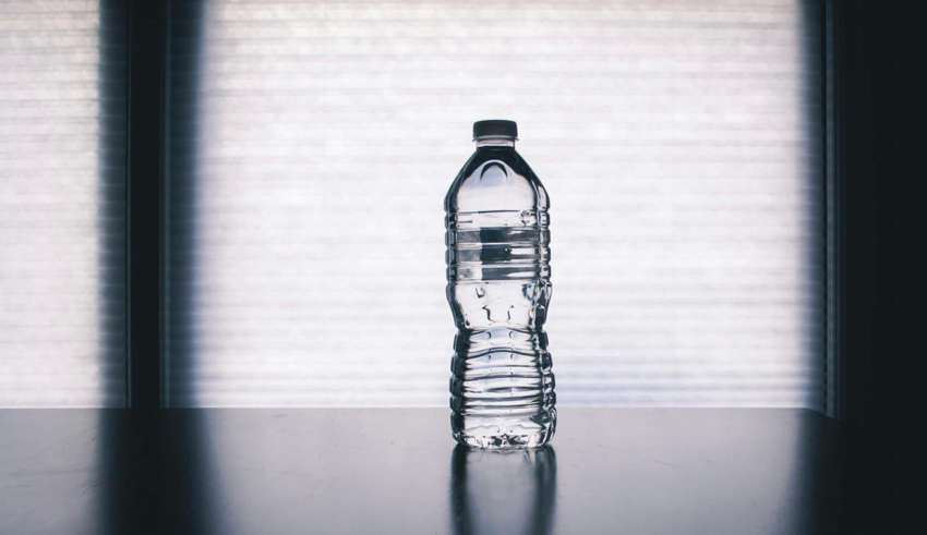 Вода в пластиковой бутылке